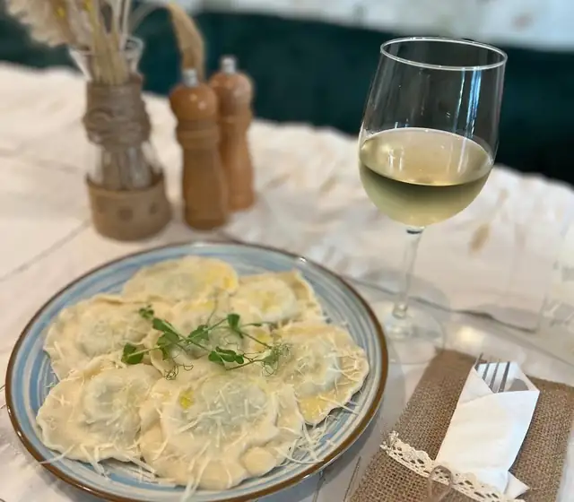 Pierogi z bobem i parmezanem