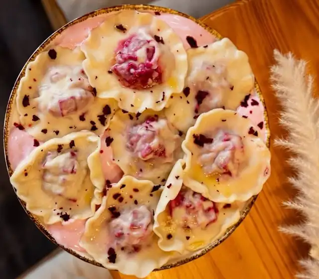 Pierogi z burakiem i serem kozim na różowym sosie